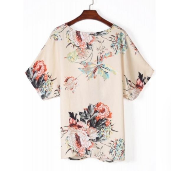 1 Medium Left New Light Cream Floral Twist Top - Picture 5 of 5